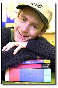 Darsteller Chris Rankin mit Harry Potter Büchern