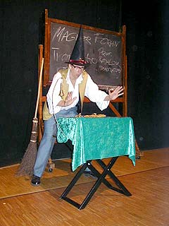 Monsieur Radalou von Beauxbatons (Bildquelle: SWR-Tagesprophet auf http://tagesprophet.swr3.de) - ein Klick bringt ihn, als Muggelzauberer verkleidet, bei einem Auftritt beim Rte-Open-Air in Tbingen im Juli 2001